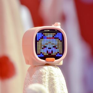 Divoom_Timoo_03 Divoom Pixoo 64, Beetles-FM i Timoo: ramka Pixel Art oraz dwa nowoczesne głośniki z Bluetooth i unikalnym wzornictwem
