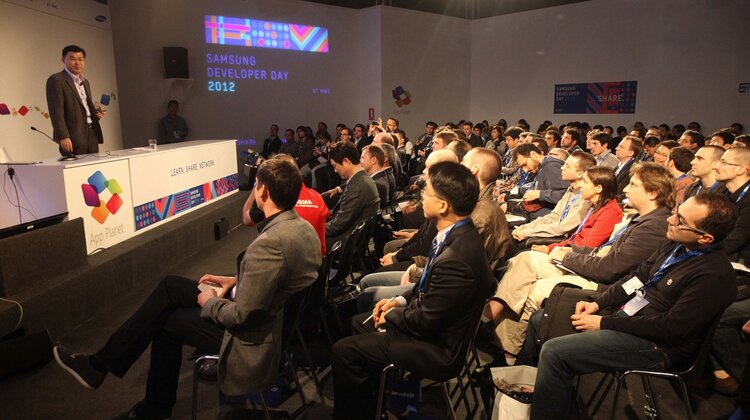 Dzień Dewelopera na targach MWC 2012 - siła ekosystemu mobilnego Samsung wydarzenia, technologie - Pakiet S Pen SDK 2.0, nowy model współpracy i oferta biznesowa dla deweloperów – to były jedne z głównych tematów przedstawionych na Samsung Developer Day, stanowiącego część ADC (Application Developer Conference) w App Planet - konferencji dla deweloperów odbywającej się podczas targów Mobile World Congress (MWC) w Barcelonie. To drugie tego typu spotkanie dla twórców aplikacji mobilnych dla urządzeń Samsung.
