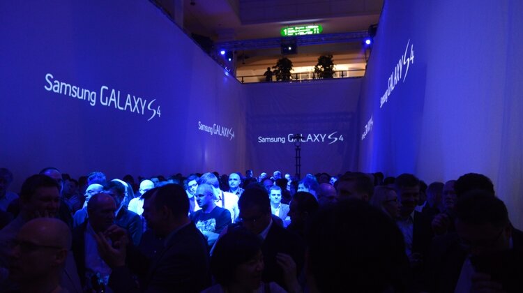 Samsung otwiera pierwszy sklep firmowy w Polsce i prezentuje smartfon GALAXY S 4 nowe produkty, usługi, handel - 