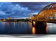 Samsung Smart TV Seria F8500 – nowa generacja telewizorów LED w eleganckim wydaniu nowe produkty, usługi, technologie - Przyciągająca wzrok seria telewizorów Samsung Smart TV LED Seria F8500 uwodzicielsko zaprasza do świata luksusowej rozrywki. Wyrafinowana pod względem designu obudowa zawiera subtelne, ale przyciągające wzrok szczegóły sprawiając, że telewizory F8500 są doskonałym uzupełnieniem zarówno nowoczesnego wnętrza. W natłoku ofert poszczególnych programów telewizyjnych, funkcja S-Recommendation zaproponuje najchętniej oglądane przez innych widzów programy i filmy. Udoskonalony interfejs użytkownika Smart Hub w połączeniu z możliwością intuicyjnego sterowaniem głosem i gestami, pozwala czerpać jeszcze więcej przyjemności z oglądania telewizji.