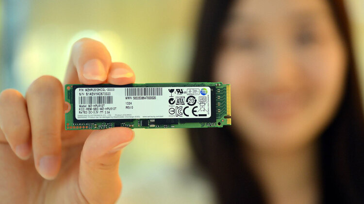 Samsung rozpoczyna masową produkcję pierwszych w branży nośników SSD na interfejsie PCI-Express do ultracienkich notebooków nowe produkty, usługi, technologie - Od początku bieżącego kwartału Samsung dostarcza nowy nośnik SSD największym producentom komputerów przenośnych. Model XP941 dostępny jest w wersjach SSD 512, 256 i 128GB. Najnowsza propozycja Samsung umożliwia jednoczesną poprawę osiągów i zwiększenie pojemności nośników pamięci SSD, tworząc tym samym nowe standardy na światowym rynku nośników pamięci.