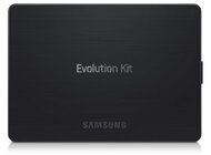 Samsung Smart TV. Odkryj nową generację telewizorów nowe produkty, usługi, styl życia - Nowe technologie i funkcje pojawiają się dziś w telewizorach tak szybko, że ich posiadacze szukają rozwiązań, które pozwolą nadążyć za postępem technologicznym. Do tej pory, najczęstszym rozwiązaniem (poza zakupem nowego telewizora) było kupno akcesoriów dających nowe możliwości (np. zewnętrznej kamery do rozmów przez internet, czy też adaptera WiFi). Samsung, jako pierwsza firma na świecie, oferuje Evolution Kit – moduł, który pozwala wyposażyć wybrane modele telewizorów w nowy hardware, a co za tym idzie, także w najnowsze funkcje. Od dziś Evolution Kit jest już dostępny w Polsce.