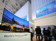 Na targach IFA 2013 Samsung przedstawił pierwszy na świecie profilowany telewizor Curved UHD nowe produkty, usługi, technologie - Pierwszy na świecie profilowany telewizor Curved UHD został zaprezentowany w dwóch wariantach – 55 i 65 cali. Telewizor łączy najnowszą technologię z profilowanym ekranem, dzięki któremu widz czuje się otoczony obrazem. Berlińskie targi IFA to największe w Europie wydarzenie w branży elektroniki użytkowej. 