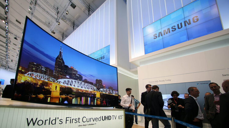 Samsung prezentuje świat nowych możliwości na targach IFA 2013 wydarzenia, technologie - Firma Samsung zaprezentowała na targach IFA 2013 swoją wizję europejskiego rynku sprzętu elektronicznego, przedstawiając najnowsze osiągnięcia w dziedzinie technologii Smart TV, sprzętu AGD i drukarek. Koreański gigant pokazał, jak dogłębna znajomość potrzeb użytkowników pomaga opracowywać produkty i usługi wychodzące naprzeciw ich oczekiwaniom a także jak ustanawiać nowe trendy rynkowe.