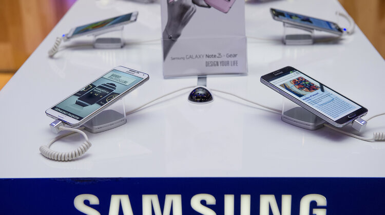 Samsung GALAXY Note 3 i Gear dostępne w Polsce nowe produkty, usługi, technologie - Podczas spotkania prasowego 26 września w restauracji Concept w Warszawie, Samsung Polska zapowiedział wprowadzenie do sprzedaży dwóch najnowszych urządzeń mobilnych uzupełniających bogatą rodzinę GALAXY – smartfonu GALAXY Note 3 i zegarka GALAXY Gear. Nowy smartfon będzie dostępny na polskim rynku od początku października, natomiast zegarek GALAXY w drugiej połowie października 2013 roku.