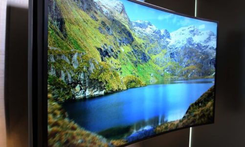 Przełomowe telewizory Samsung Curved UHD o przekątnej 105” oraz Samsung Bendable UHD o przekątnej 85” trafią na rynek jeszcze w tym roku