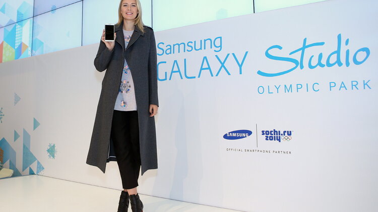 Samsung prezentuje Studio GALAXY podczas XXII Zimowych Igrzysk Olimpijskich Soczi 2014 technologie, media, marketing, reklama - Firma Samsung uruchomiła dziś w Parku Olimpijskim Studio GALAXY – centralny punkt swojej kampanii związanej z XXII Zimowymi Igrzyskami Olimpijskimi Soczi 2014. W ceremonii otwarcia uczestniczyła Maria Szarapowa, ikona światowego tenisa i ambasadorka marki Samsung w Soczi, a także Timo Lumme, dyrektor MKOl ds. telewizji i marketingu. Studio GALAXY w Parku Olimpijskim oferuje stały dostęp do Igrzysk dzięki najnowszym, bezprzewodowym technologiom Samsung. Zaprojektowano je w taki sposób, aby odwiedzający mogli swobodnie korzystać z najnowszych urządzeń mobilnych marki tworząc, rejestrując i udostępniając swoje olimpijskie wrażenia.