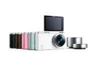 Mały, ale zdolny wykonać każde zdjęcie: nowy aparat Samsung NX mini nowe produkty, usługi, technologie - Firma Samsung Electronics zaprezentowała NX mini, najcieńszy i najlżejszy aparat fotograficzny z serii NX. Stylowe, stworzone z myślą o mobilności wzornictwo aparatu SMART Camera NX mini w połączeniu z oszałamiającą jakością obrazu sprawiają, że jest on naturalnym wyborem, gdy użytkownikowi zależy na doskonałym zdjęciu i uwiecznieniu specjalnych chwil w najdrobniejszych szczegółach. Dzięki wykorzystaniu technologii NFC i Wi-Fi, każde zdjęcie wykonane za pomocą NX mini można łatwo i szybko udostępnić znajomym.
