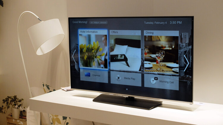 Samsung prezentuje nowoczesne rozwiązania telewizyjne dla hoteli nowe produkty, usługi, technologie - Samsung Electronics zaprezentował rozwiązania LYNK SINC 3.0 oraz LYNK REACH, umożliwiające podniesienie efektywności i optymalizację zarządzania systemem telewizji hotelowej. Dzięki nim, właściciele i managerowie obiektów mogą w wygodny sposób dostosowywać funkcje urządzeń do indywidualnych potrzeb gości, tworzyć i wyświetlać na ekranach spersonalizowane treści oraz znacznie zredukować koszty utrzymania jednocześnie eliminując materiały papierowe.