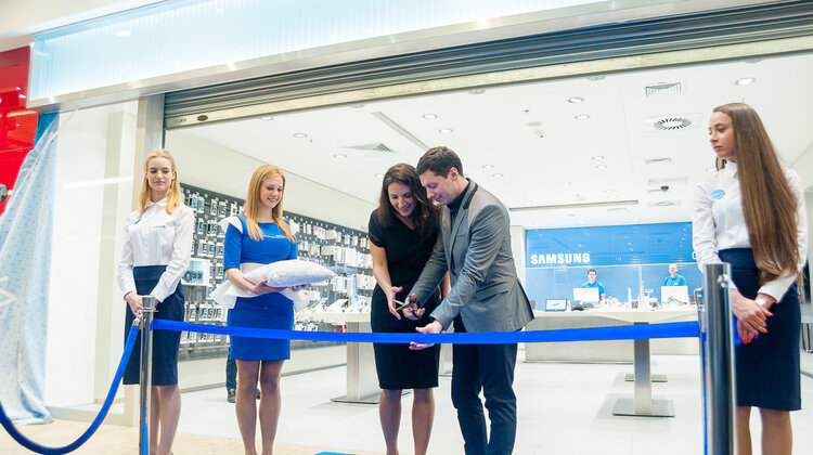 Dwa nowe salony Samsung Brand Store otwarte w Gdańsku i Krakowie nowe produkty, usługi, handel - 4 kwietnia w Gdańsku i Krakowie zostały otwarte dwa salony firmowe Samsung Electronics. Ceremoniom otwarcia towarzyszyły prezentacje najnowszych produktów firmy, w tym najbardziej oczekiwanego smartfona roku Samsung GALAXY S5, zegarka Gear 2 oraz opaski dla aktywnych Gear Fit. Do 10 kwietnia odwiedzający salony mogą też skorzystać ze specjalnej oferty promocyjnej.