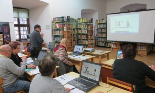 Seniorzy surfują w internecie z Grupą ENERGA