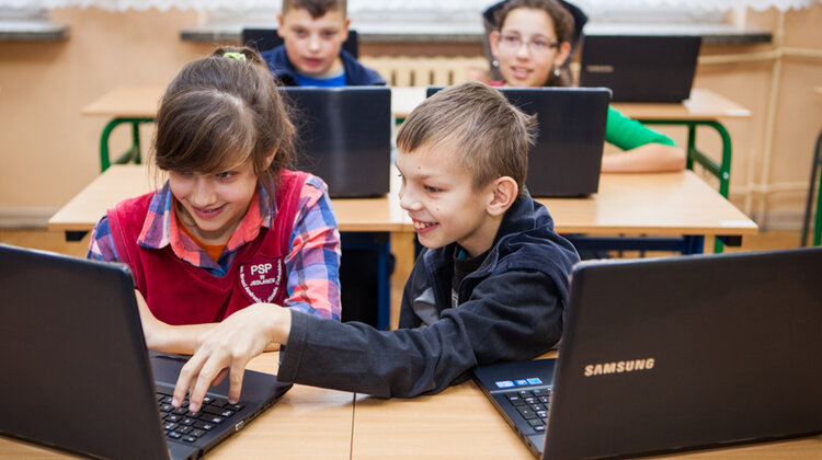 Mistrzowie Kodowania w Pałacu Prezydenckim wydarzenia, technologie - 29 maja w Pałacu Prezydenckim w Warszawie odbędzie się wyjątkowa edycja konferencji TEDxWarsaw. Wydarzenie towarzyszyć będzie ogólnopolskim obchodom Święta Wolności upamiętniającego początek zmian w Polsce, ale też w całej Europie Środkowo-Wschodniej. Spotkanie TEDxWarsawPresidentialPalace skupi osobowości świata nauki, kultury, sztuki oraz biznesu. Wśród mówców na scenie pojawi się też trójka wyjątkowych bohaterów - dzieci biorących udział w programie Mistrzowie Kodowania.