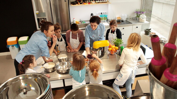 Samsung wyposażył szkołę gotowania Little Chef technologie, towary konsumpcyjne - Pierwsza w Polsce szkole gotowania dla dzieci Little Chef została wyposażona w sprzęt AGD firmy Samsung. Dzięki temu pod okiem profesjonalistów młodzi pasjonaci gotowania mogą poznawać tajniki przyrządzania potraw używając najnowocześniejszego wyposażenia kuchni. W szkole prowadzone są też zajęcia dla gimnazjalistów, licealistów a także dla dorosłych.