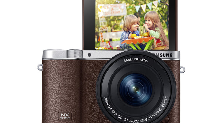 Aparat Samsung SMART NX3000 łączy stylistykę retro z doskonałymi własnościami użytkowymi i prostą łącznością nowe produkty, usługi, technologie - Nowy aparat NX3000 to najmłodszy przedstawiciel wielokrotnie nagradzanej linii kompaktowych aparatów fotograficznych z wymiennymi obiektywami marki Samsung. Obudowa w stylu retro kryje urządzenie o nowoczesnej specyfikacji technicznej. NX3000 jest doskonałym rozwiązaniem dla miłośników fotografii, szukających stylowego aparatu wykonującego doskonałe i wyraziste zdjęcia, który pozwala z łatwością i prawdziwą przyjemnością utrwalać wybrane momenty życia nie tracąc żadnego szczegółu.