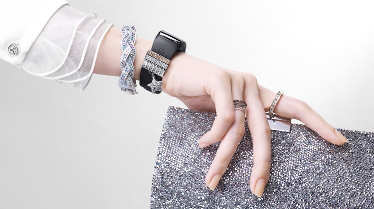 Swarovski dla Samsung: premiera kolekcji modowych dodatków nowe produkty, usługi, technologie - Swarovski prezentuje ekskluzywną kolekcję akcesoriów zaprojektowanych specjalnie dla najnowszego smartfona Samsung GALAXY S5 i Gear Fit. W ponad stuletniej historii marki, premierowe projekty stanowią ewenement – po raz pierwszy tak bogata kolekcja Swarovski została stworzona wyłącznie dla jednej marki.