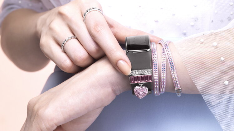 Nowoczesna technologia wspiera mamy nowe produkty, usługi, technologie - Dzień Matki to święto, o którym zawsze pamiętamy. To wyraz szacunku nie tylko dla każdej mamy z osobna, ale też dla sztuki życia, która łączy wychowywanie dzieci, życie rodzinne i pracę. Olbrzymie zaangażowanie matek dostrzegamy wszyscy – również producenci nowoczesnych technologii, którzy opracowują produkty z myślą o zapewnieniu kobietom więcej czasu dla siebie, swoich pasji, przyjaciół czy dzieci.