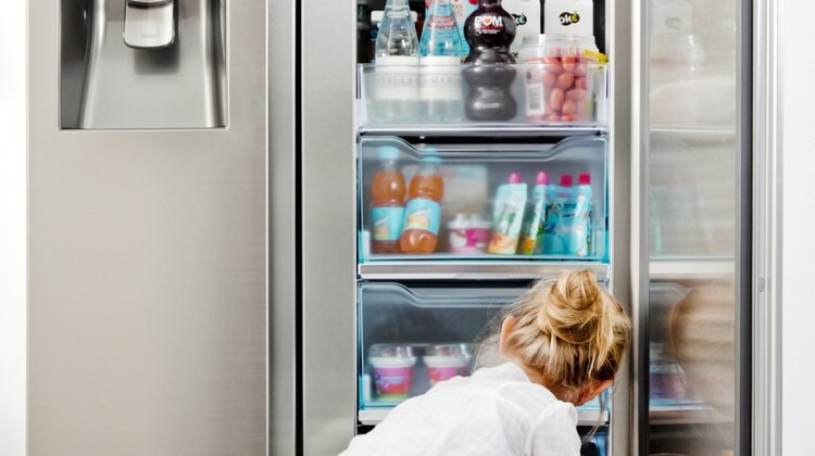 Wnętrza naszych lodówek – powód do wstydu czy zachwytu? technologie, towary konsumpcyjne - Czy pozwoliłbyś, aby Twój gość sfilmował lub zrobił zdjęcie zawartości Twojej lodówki? Jak pokazują badania przeprowadzone na zlecenie firmy Samsung m. in. w Polsce, Niemczech, Francji i Wielkiej Brytanii większość Europejczyków powiedziałaby stanowcze… nie! Dlaczego?