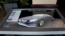 Premiera 3D najnowszego modelu Mercedesa BIZNES, IT i technologie - Podczas turnieju MercedesTrophy 2014, który odbył się w dniach 31 maja-1 czerwca na polu golfowym Toya Golf &Country Club we Wrocławiu, Exaity Group zaprezentowało stół interaktywny wraz z aplikacją dedykowaną dla marki Mercedes.