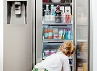 Samsung Food ShowCase – potrójna oszczędność nowe produkty, usługi, technologie - Bałagan w lodówce, zbyt długie poszukiwania potrzebnego produktu czy brak miejsca na nowe zakupy to z pozoru błahe okoliczności, które potrafią jednak wyprowadzić nas z równowagi. Przyjemność jaka powinna towarzyszyć przyrządzaniu posiłków dla rodziny czy wspólnemu ucztowaniu może czasem ustąpić miejsca sprzeczkom wywołanym przez kuchenne nieporządki. Istnieją jednak lodówki, które pomagają zaoszczędzić czas, energię elektryczną i co najważniejsze – nerwy. Jedną z nich jest Samsung Food ShowCase.