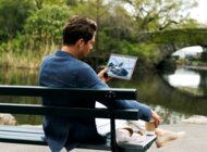 Nowe technologie na wakacjach nowe produkty, usługi, technologie - Smartfon wyposażony w odpowiednie funkcje i aplikacje może okazać się idealnym kompanem każdej podróży. Tradycyjne mapy i przewodniki coraz częściej ustępują miejsca mobilnym urządzeniom, za pomocą których możemy zaplanować, zorganizować i umilić wakacyjny wyjazd. Warto więc przyjrzeć się urządzeniom i aplikacjom, które zostały zaprojektowane z myślą o podróżach.