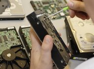 Dane utracone z dysków wypełnionych helem możliwe do odzyskania internet, zainteresowania, hobby - Inżynierowie Kroll Ontrack przeprowadzili szereg udanych procesów odzyskiwania danych z dysków wypełnionych helem. Laboratoria koncernu na całym świecie będą teraz w stanie przywracać informacje z nośników opracowanych przy użyciu tej nowoczesnej technologii, pozwalającej na magazynowanie większych wolumenów danych.