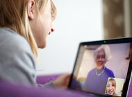 Seniorzy korzystają z dobrodziejstw ICT, aby komunikować się z młodszymi pokoleniami. styl życia, internet - 