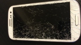 Polacy wydają miliardy złotych na naprawę i wymianę smartfonów BIZNES, IT i technologie - Według danych dostarczonych przez Square Trade, przez ostatnich 7 lat Polacy wydali na naprawę oraz wymianę smarfonów już ponad 4 miliardy złotych. Przejechanie samochodem, czy upuszczanie telefonów do toalety - to tylko niektóre spośród wypadków.