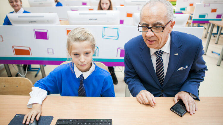 Mistrzowie Kodowania: Poznańscy uczniowie nagrodzeni za wspinanie się na edukacyjne szczyty technologie, nauka, edukacja, szkolenia - Jerzy Kukuczka mawiał: „Szedłem w góry i pokonywałem je”. Tak jest też z nauką - to pokonywanie kolejnych szczytów. Jednak za wejście na każdy z nich czeka nagroda. Jedną z nich odebrali wczoraj uczniowie ze Szkoły Podstawowej nr 58 im. Jerzego Kukuczki w Poznaniu.