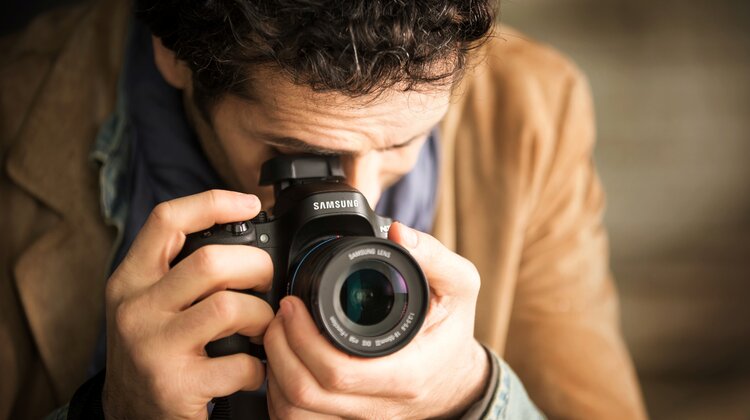 Aparaty fotograficzne na złotą, polską jesień zainteresowania, hobby, technologie - Piękno złotej polskiej jesieni zostało opisane już wielokrotnie, ale często w pogoni za codziennymi sprawami zapominamy jak urokliwe potrafią być pierwsze tygodnie października. Załóżmy więc ciepły sweter, czapkę, a w razie potrzeby kalosze i wyruszajmy na spacer. Fotograficzny spacer. Samsung przedstawia propozycje sprzętu idealnego dla osób, które chciałby uchwycić najpiękniejsze jesienne widoki.