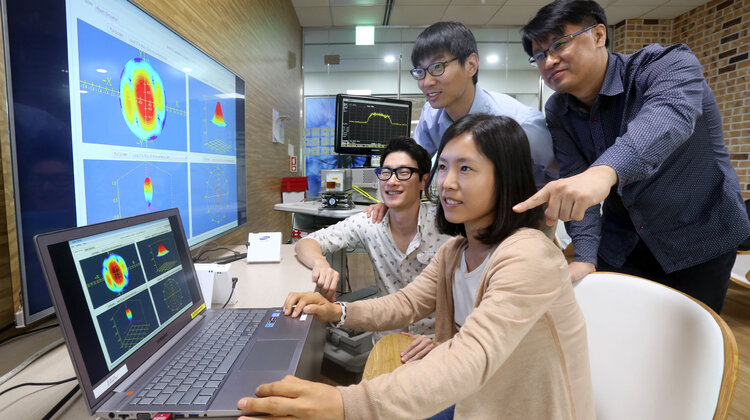 Technologia Wi-Fi 60 GHz firmy Samsung Electronics - pięciokrotnie szybsza transmisja danych nowe produkty, usługi, internet - Firma Samsung Electronics Co., Ltd. ogłosiła opracowanie technologii Wi-Fi 60 GHz umożliwiającej przesyłanie danych z szybkością 4,6 Gb/s (575 MB na sekundę), co oznacza pięciokrotny wzrost w porównaniu z 866 Mb/s (108 MB na sekundę) – maksymalną prędkością obsługiwaną przez dostępne dziś urządzenia elektroniczne. Oznacza to, że przesłanie pliku wideo o wielkości 1 GB między urządzeniami potrwa niecałe trzy sekundy, a nieskompresowane filmy o jakości HD można przesyłać strumieniowo z urządzeń mobilnych do telewizorów w czasie rzeczywistym bez żadnych opóźnień.