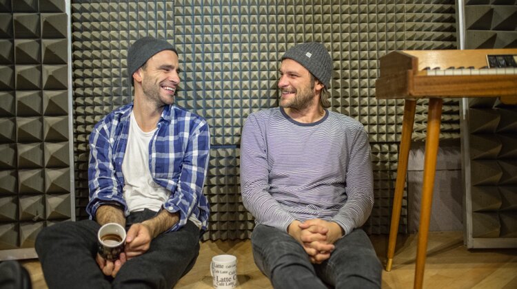 Kim są Alpha People? – wyniki badania Samsung technologie, media, marketing, reklama - Kampania promująca najnowszy smartfon Samsung GALAXY Alpha dostarcza ciekawych informacji na temat tego jak wygląda nasze współczesne społeczeństwo. Z przeprowadzonego na zlecenie Samsung badania wynika, że 6 milionów  Polaków to przedstawiciele nurtu Alpha People.