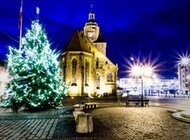 Które miasto ma najpiękniejsze iluminacje świąteczne? sprawy społeczne, technologie - Rekordowa liczba ponad 220 miejscowości bierze udział w tegorocznym plebiscycie na najpiękniej rozświetlone miejscowości w Polsce. Etap wojewódzki VI edycji ”Świeć się z Energą” wszedł właśnie w decydującą fazę. W czołówce rywalizacji o wejście do najlepszej szesnastki w kraju znajdują się obecnie m.in. Rzeszów, Szczecin, Bielsko Biała czy Żukowo. Wszystko jednak jest w rękach mieszkańców i sympatyków miast. Głosować można jeszcze do 9 stycznia 2015r. Szczegóły na SwiecSie.pl