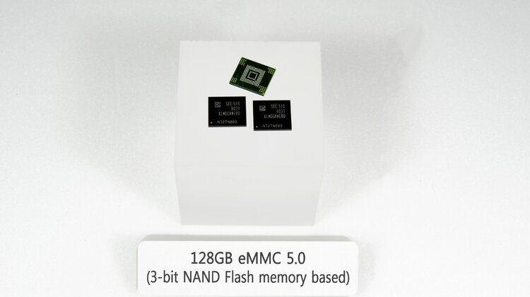 Samsung wprowadza nową pamięć masową flash 128 GB 3-bit NAND dla urządzeń mobilnych nowe produkty, usługi, technologie - Firma Samsung Electronics zaprezentowała pamięć o wysokiej wydajności przeznaczoną do urządzeń mobilnych opartą na technologii Embedded MultiMediaCard (eMMC) 5.0. Nowa 3-bitowa pamięć oparta na technologii NAND eMMC 5.0 o pojemności 128 gigabajtów (GB), jest przeznaczona na rynek masowy smartfonów i tabletów.