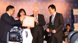 Huawei Polska wyróżniona za swoją działalność w Europie Centralnej BIZNES, IT i technologie - Firma Huawei Polska otrzymała wyróżnienie za swoją działalność na rynku Europy Centralnej podczas IV Forum Gospodarczego Europa – Chiny. Wydarzenie poświęcone było inicjatywom biznesowym i ożywianiu potencjału inwestycyjnego we współpracy polsko – chińskiej.
