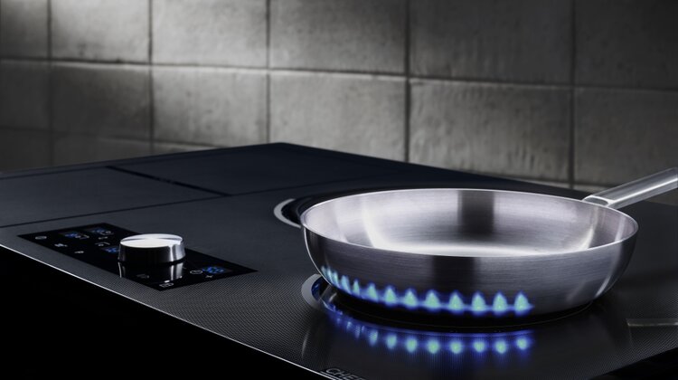 Poczuj smak wiosny i zatrzymaj go na dłużej nowe produkty, usługi, technologie - Młode warzywa i owoce wspaniale smakują, pięknie wyglądają i mają dużo witamin. Najbliższe tygodnie to świetna okazja, aby urozmaicić naszą dietę i eksperymentować w kuchni z nowalijkami. Ułatwi nam to nowoczesny sprzęt AGD, który sprawia, że nowalijki dłużej zachowają świeżość, a gotowanie będzie łatwe, szybkie i przyjemne.