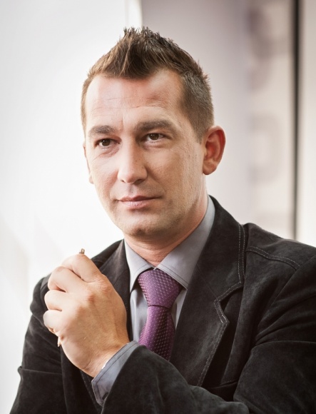 Jak trafić do konsumenta powyżej 40 roku życia? Wysłać SMS-a! BIZNES, IT i technologie - Dla firm coraz większym wyzwaniem jest dywersyfikacja kierunków komunikacji do poszczególnych grup konsumentów. Jak trafić do nastolatków? Jak do millenialsów ? A jak do konsumentów 40+? Z jakich narzędzi warto korzystać?