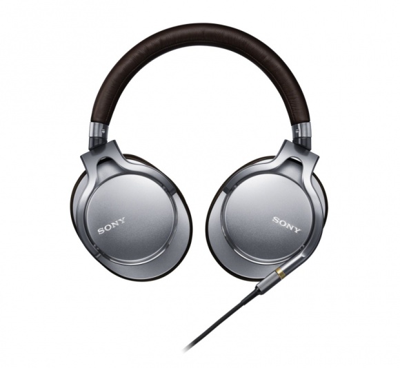 Sony MDR-1A – słuchawki pełne innowacji LIFESTYLE, IT i technologie - Sony znane jest z wprowadzania innowacji w zakresie elektroniki użytkowej. Tym razem firma poszerzyła swą ofertę o słuchawki Sony MDR-1A. Charakteryzują się one szerokim pasmem przenoszenia i jakością dźwięku. Podczas targów CES 2015 otrzymały nagrodę „Best of Innovation”.