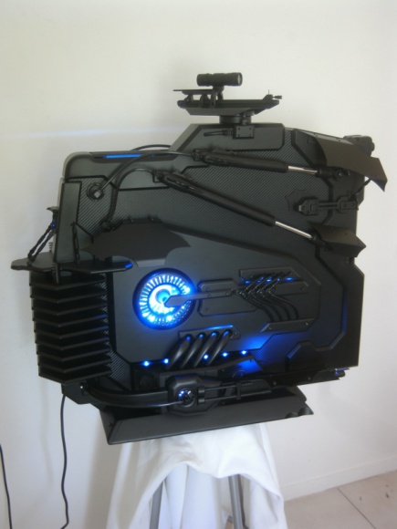 Komputer inspirowany sagą o Batmanie LIFESTYLE, IT i technologie - Cooler Master to marka, która mocno przysłużyła się fanom moddingu. Poza produkcją komponentów, firma organizuje konkurs Case Mod World Series. Jednym z jego ostatnich laureatów został Ali Abbas i jego pecet inspirowany trylogią o Batmanie.