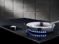Kontrola temperatury gotowania - sekret płyty indukcyjnej Samsung Chef Collection technologie, towary konsumpcyjne - Odpowiednia temperatura smażenia mięs, ryb a nawet przygotowywania zup kremów ma ogromne znaczenie dla smaku i wyglądu dania. Dlatego tak ważna dla domowych pasjonatów kulinariów jest możliwość wygodnej regulacji mocy grzewczej – umożliwia to innowacyjna płyta indukcyjna Samsung Chef Collection. Dzięki technologii Virtual Flame, wystarczy jedno spojrzenie na urządzenie, żeby wiedzieć z jaką mocą pracuje dane pole grzewcze.