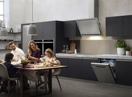 Zmywarka stworzona specjalnie dla domowych mistrzów kuchni nowe produkty, usługi, styl życia - Jak przekonują najlepsi kucharze, percepcja serwowanych potraw zależy nie tylko od ich smaku, ale również od tego czy na przykład talerze są lśniące a kieliszki bez zacieków. Sposób, w jaki podajemy potrawy i na czym je podajemy wieńczy nasz wysiłek i wpływa w dużym stopniu na końcową ocenę. W oparciu o doświadczenia kulinarnych mistrzów, takich jak Michel Troisgros czy Elena Arzak powstała zmywarka Waterwall™ – dedykowana pasjonatom gotowania, którzy chcą serwować dania tak jak w eleganckiej restauracji.