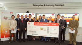 Najlepsi studenci uczelni technicznych nagrodzeni przez Huawei BIZNES, IT i technologie - W siedzibie Huawei zostały wręczone nagrody dla laureatów drugiej edycji programu Seeds Fot the Future. Jedenastu studentów z polskich uczelni technicznych weźmie udział w warsztatach poświęconych ICT w głównej siedzibie Huawei w Shenzhen.