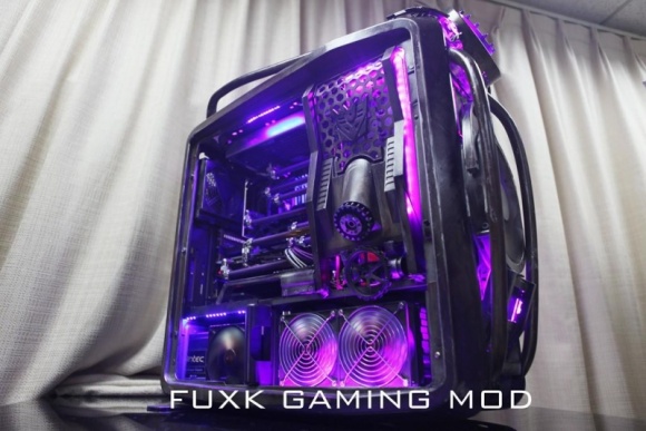 Pecetowe marzenie fanów Transformersów LIFESTYLE, IT i technologie - Cooler Master to marka, którą z całą pewnością zna każdy modder na świecie. Firma, poza produkcją komponentów chętnie wykorzystywanych przez miłośników komputerowego majsterkowania, jest głównym organizatorem konkursu Case Mod World Series.