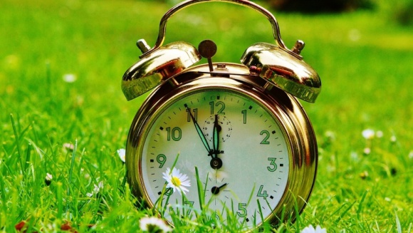 Zasięg aplikacji budzik w wakacje i pozostałe miesiące