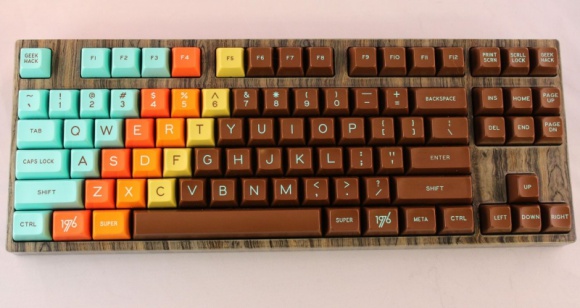 Klawiatura mechaniczna w stylu lat 70 – nawet Ty możesz ją mieć LIFESTYLE, IT i technologie - Szalony rok 1976 . Woźniak i Jobs konstruują swój pierwszy, nieco koślawy Apple I, a Zilog wypuszcza jeden z najpopularniejszych mikroprocesorów - Z80. W garażach grają The Clash i The Cure, w wielką trasę koncertową wyrusza Bob Dylan. Fromm pisze „Mieć czy być”...