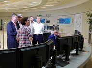 Premier w Kozienicach: dostawy prądu do domów bezpieczne polityka, sprawy społeczne - Premier Ewa Kopacz odwiedziła wczoraj elektrownię Enei w Kozienicach. Szefową rządu interesował przede wszystkim wpływ utrzymujących się wysokich temperatur na funkcjonowanie elektrowni i stabilność dostaw prądu. – System jest bezpieczny – zapewniał Andrzej Czerwiński, minister Skarbu Państwa, który towarzyszył premier Kopacz.