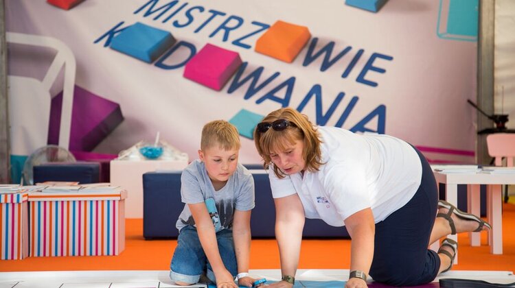 3 dni kreatywnej zabawy z Mistrzami Kodowania na OFF Festival Katowice wydarzenia, zainteresowania, hobby - Nauka programowania, lekcje muzyki, warsztaty artystyczne, joga dla dzieci i wspólne czytanie bajek – to jedne z wielu zajęć przeprowadzonych przez Mistrzów Kodowania podczas, odbywającego się w miniony weekend, OFF Festival Katowice. W stworzonej przez Samsung Electronics Polska „PiaskOFFnicy Mistrzów Kodowania” bawiło się z nami blisko 200 dzieci.