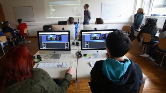 Czy programista powinien skończyć studia? BIZNES, IT i technologie - Pracodawcy w CV poszukują przede wszystkim konkretnych umiejętności i profesjonalnego doświadczenia. Ale czy oznacza to, że studiowanie informatyki to strata czasu? O tym w niniejszym artykule