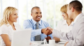 Start-up poszukuje inwestora w USA - czego się spodziewać? BIZNES, IT i technologie - Jak przygotować prezentację? O tym, jakie różnice kulturowe mogą zaskoczyć start-upowca wybierającego się do USA po raz pierwszy, rozmawiamy z Piotrem Wilamem (InnovationNest), Krzysztofem Kowalczykiem (HardGamma) oraz Grzegorzem Deszczką (Elly Inc.).