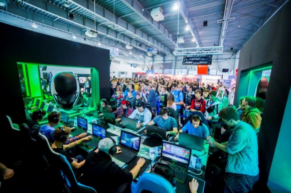 Komputronik podsumowuje Poznań Game Arena 2015 LIFESTYLE, IT i technologie - W ostatni weekend Poznań zamienił się w gamingową stolicę Polski. Wszystko za sprawą targów Poznań Game Arena. Na dorocznym święcie graczy nie mogło zabraknąć także Komputronik.