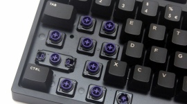 I dla gracza, i pisarza - przełączniki hybrydowe LIFESTYLE, IT i technologie - Jedną z ciekawszych klawiatur dla graczy jakie można spotkać na rynku jest model NovaTouch TKL firmy Cooler Master. Zamiast standardowych przełączników Cherry, zastosowano w niej przełączniki hybrydowe. Ale czym właściwe one są i co oferują graczom?